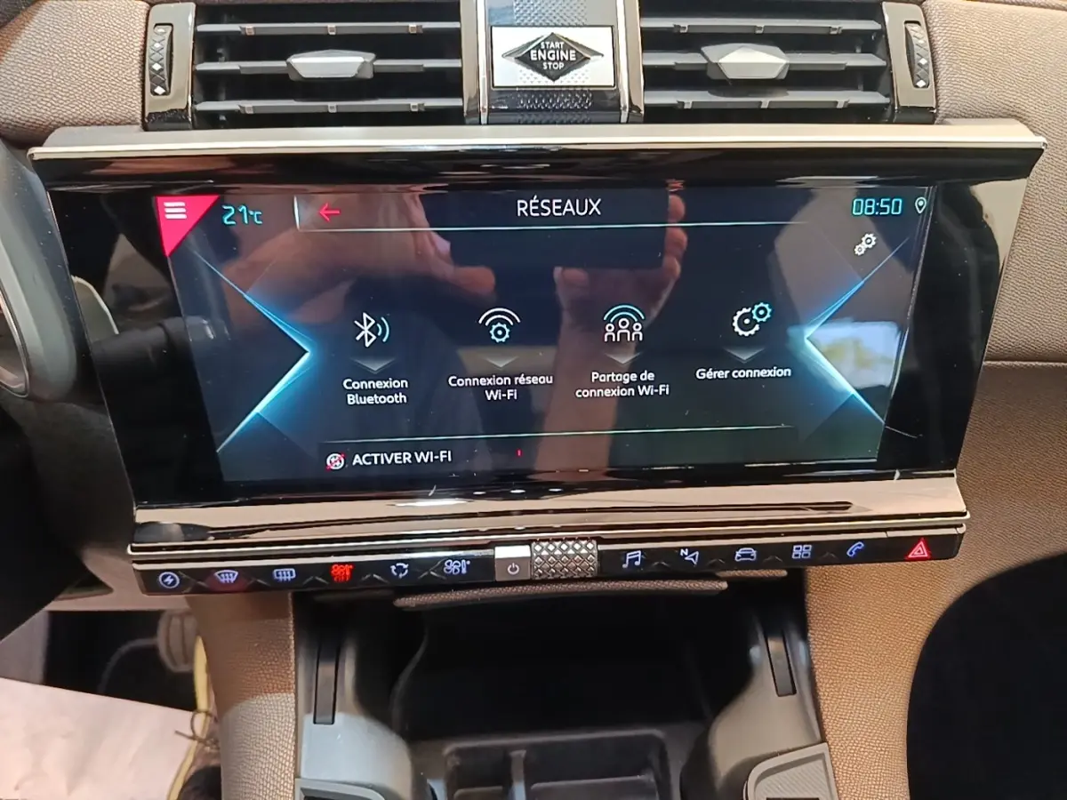 Vue rapprochée de l’écran tactile central du DS7 Crossback E-TENSE 225 Business, affichant le menu réseaux.