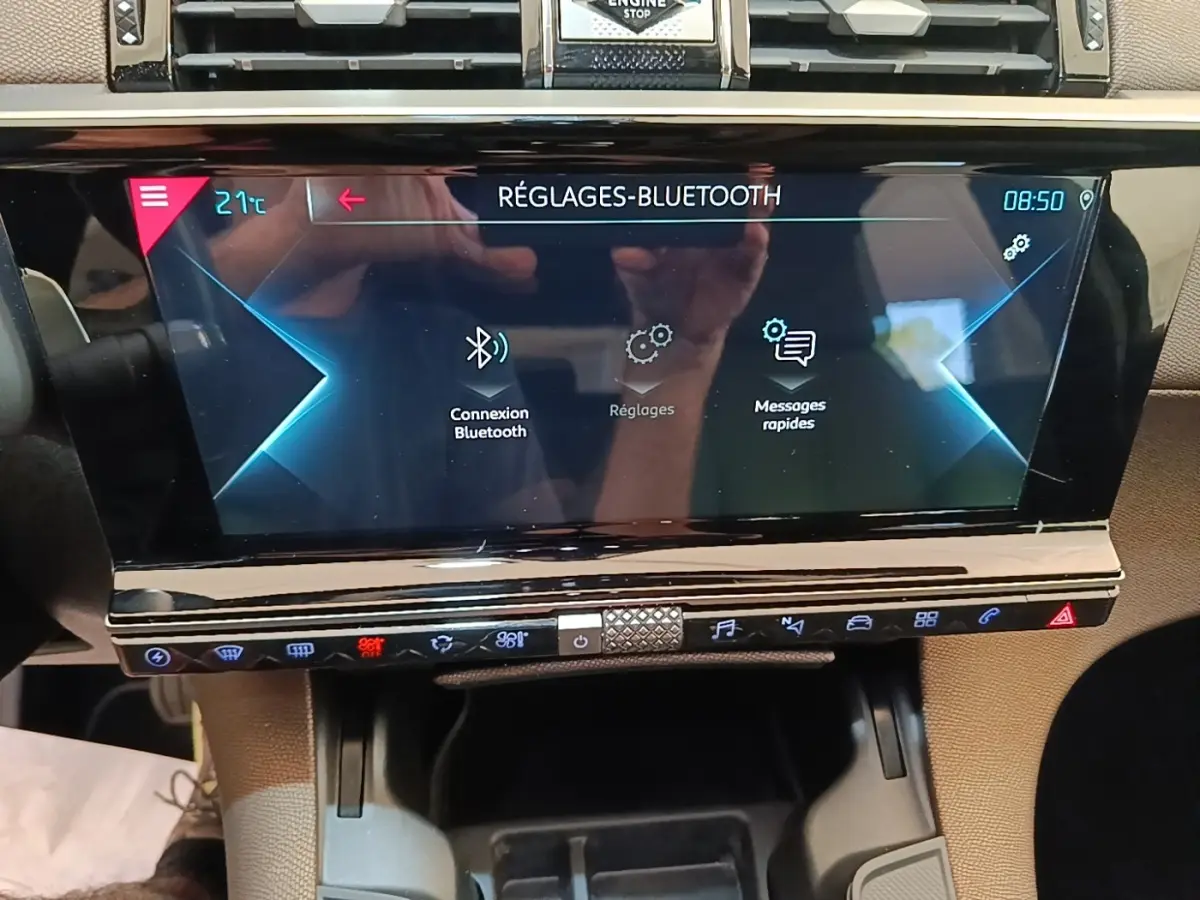 Écran tactile central du DS7 Crossback E-TENSE 225 BUSINESS affichant les réglages Bluetooth dans un intérieur beige.