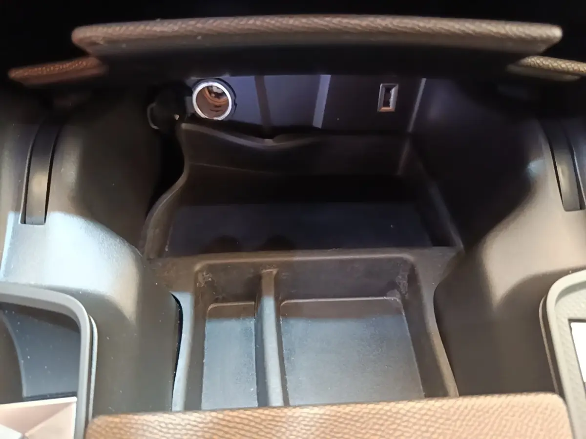 Rangement intérieur avec prise 12V et port USB du DS7 Crossback E-TENSE 225 Business, vue rapprochée du compartiment central.