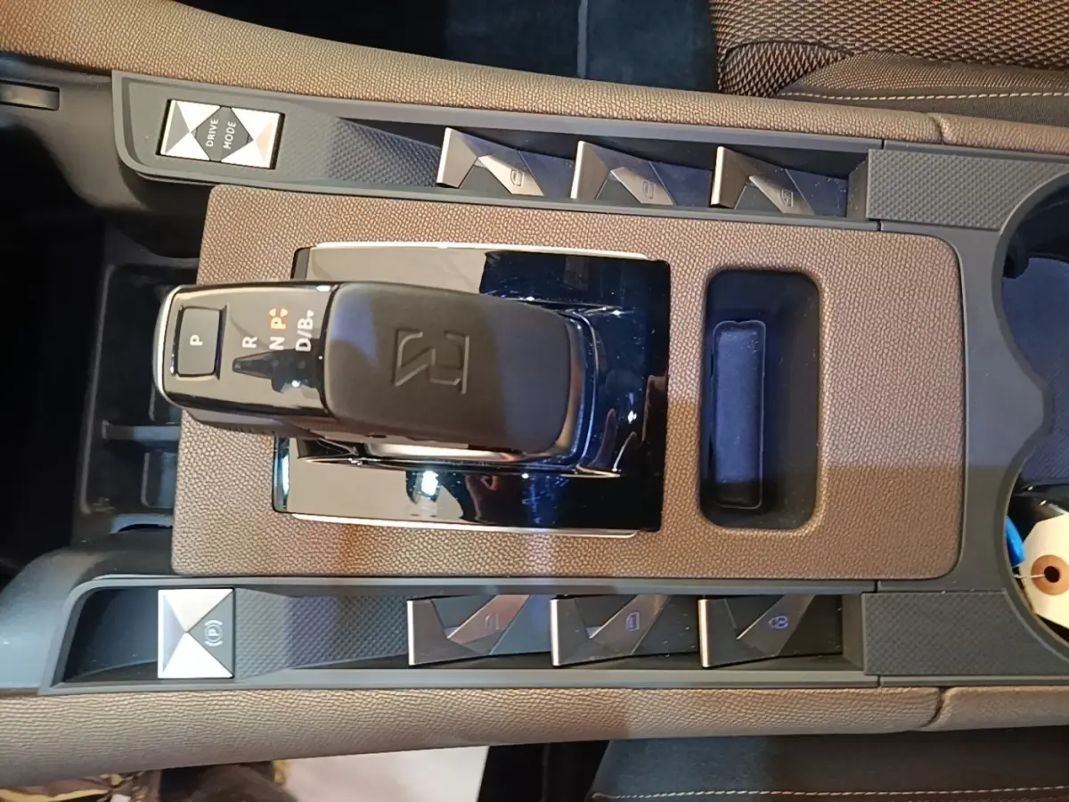 Vue rapprochée de la console centrale du DS7 Crossback E-TENSE 225, montrant le levier de vitesses et les boutons de commande.