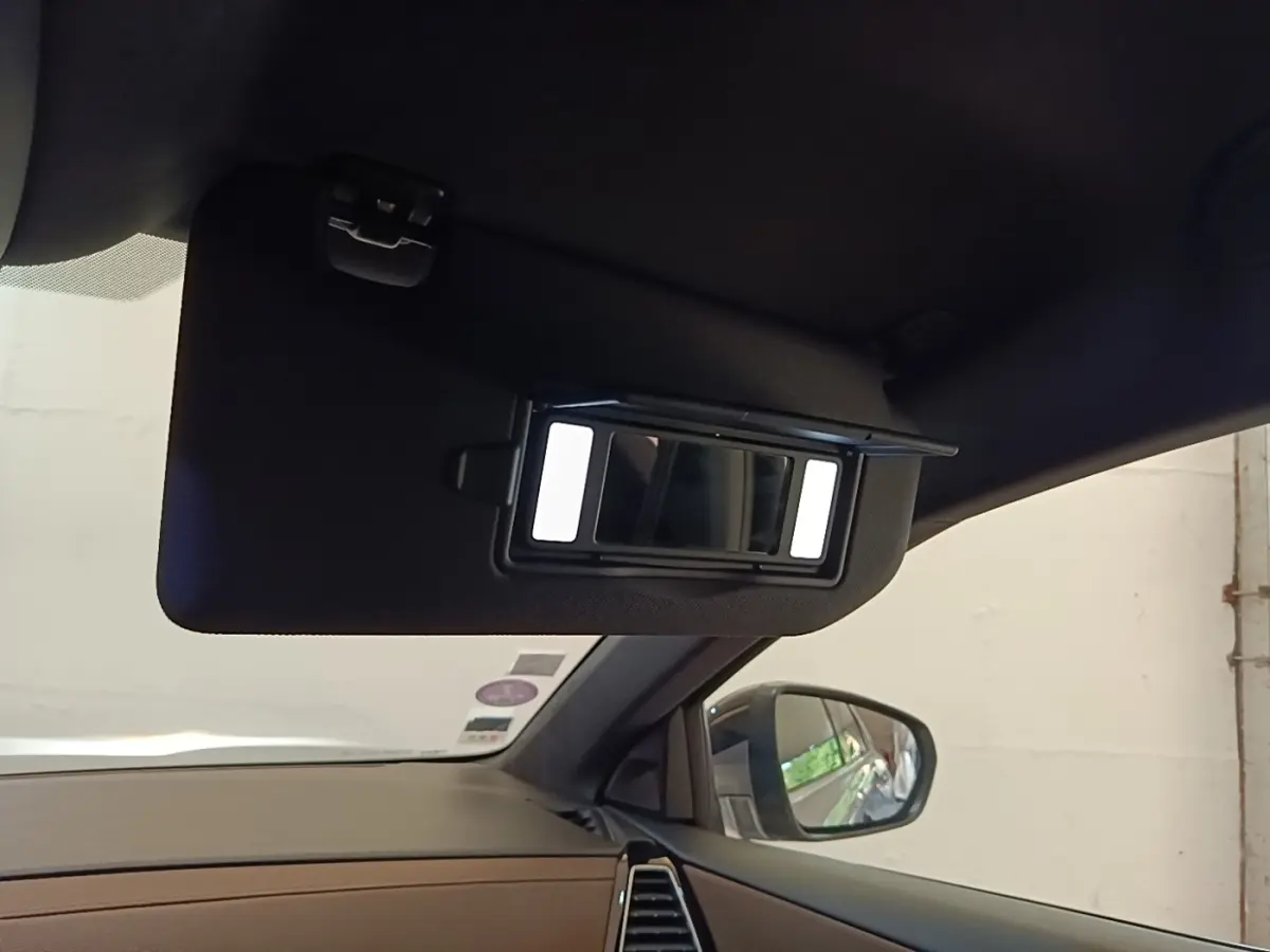 Vue intérieure côté conducteur du pare-soleil noir avec miroir éclairé du DS7 Crossback gris foncé 2021.
