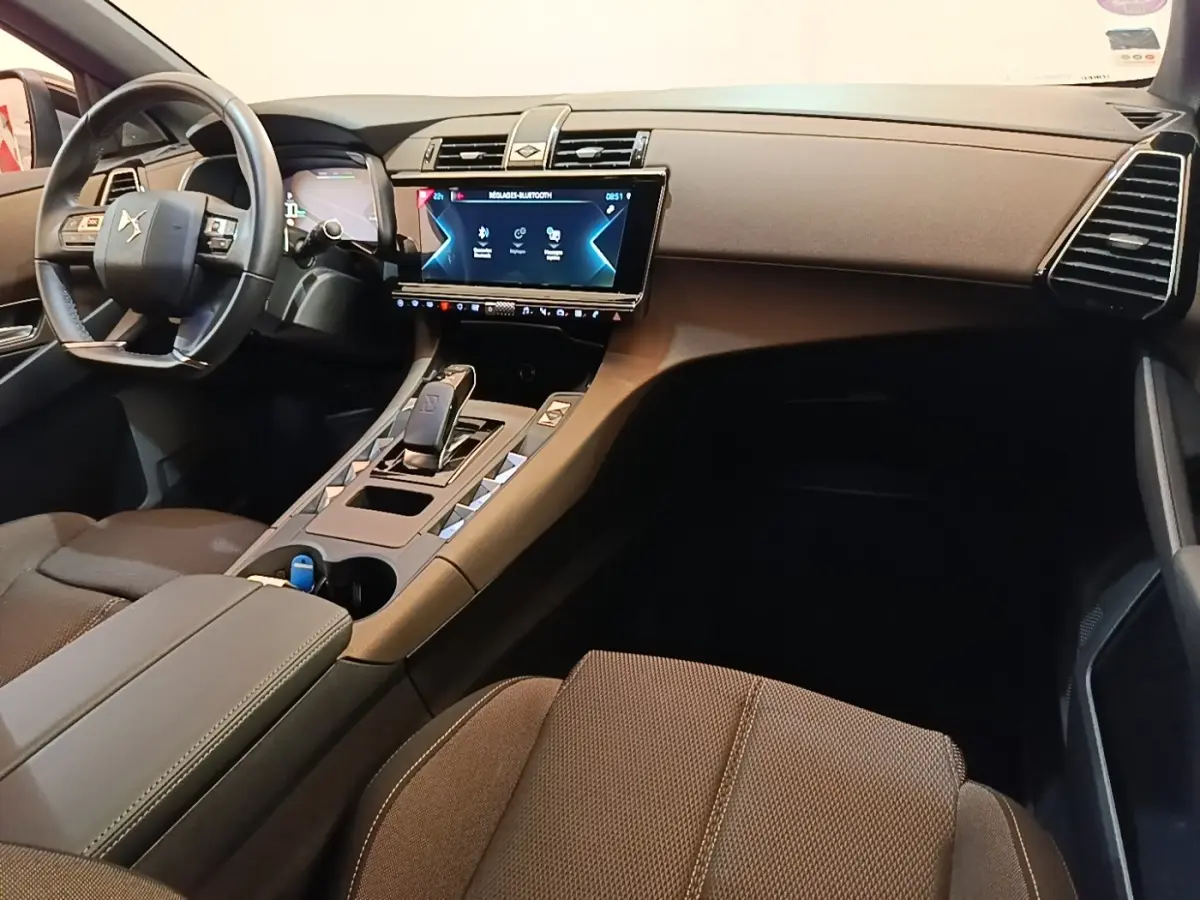 Intérieur du DS7 Crossback E-TENSE 225 Business, vue côté passager montrant tableau de bord et écran tactile central.