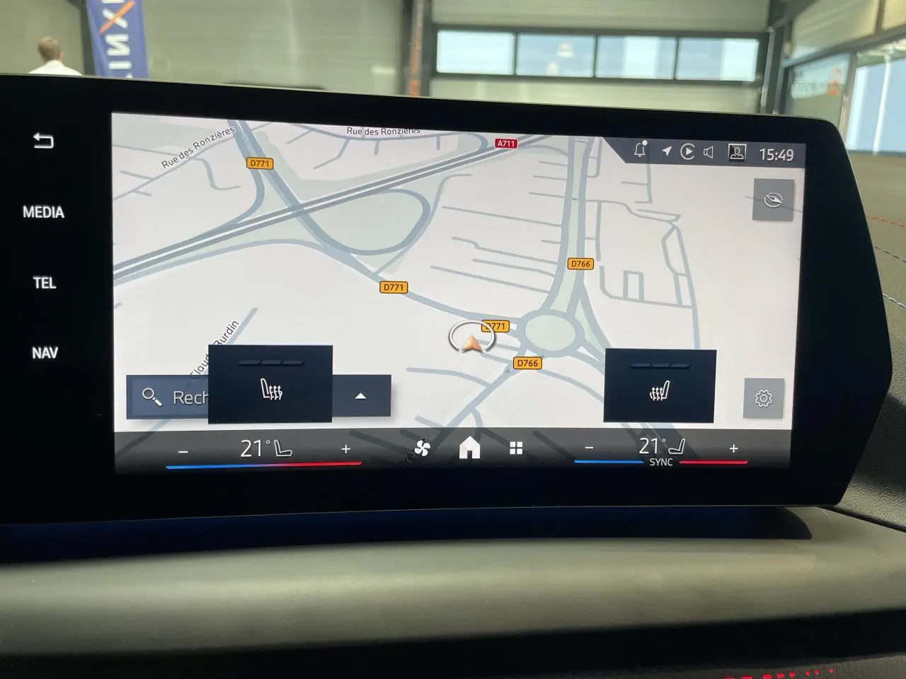 Écran tactile central de la BMW Série 1 120d M Sport 2025 affichant la navigation et le réglage de la climatisation.