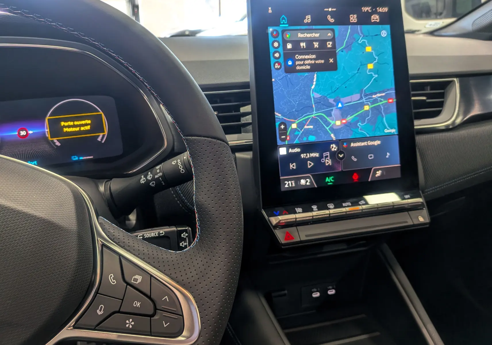 Intérieur du Renault Captur E-TECH 2025, vue du volant et écran tactile central affichant la navigation GPS.