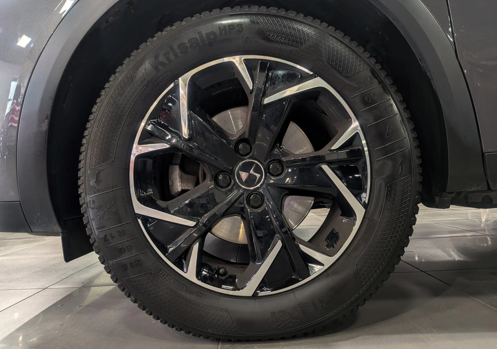 Gros plan sur la jante avant droite noire et argentée du DS3 Crossback Gris Platinium avec toit noir.