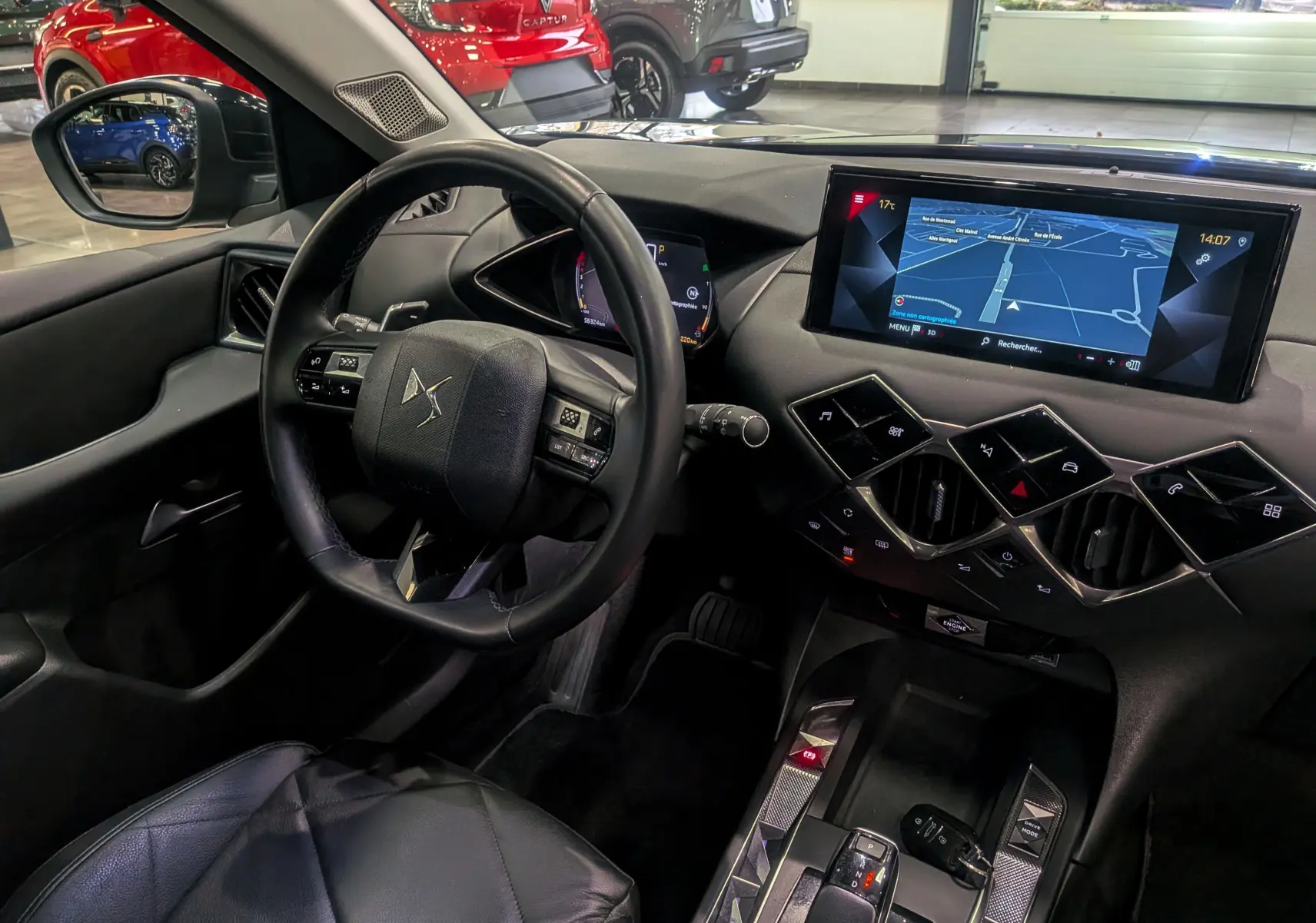 Intérieur avant du DS3 Crossback 2022, volant cuir noir et écran tactile avec navigation active.