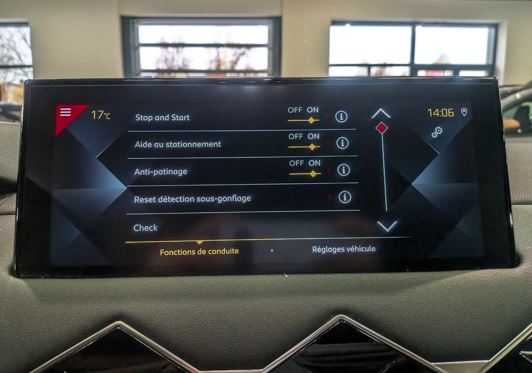 Écran tactile du tableau de bord du DS3 Crossback 2022 affichant les réglages d’aide à la conduite.