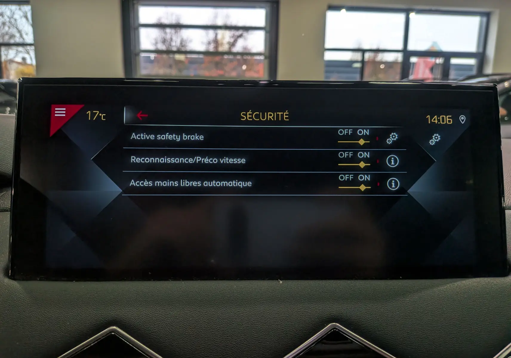 Écran tactile intérieur du DS3 Crossback 2022 affichant les réglages de sécurité avec tableau de bord en arrière-plan.