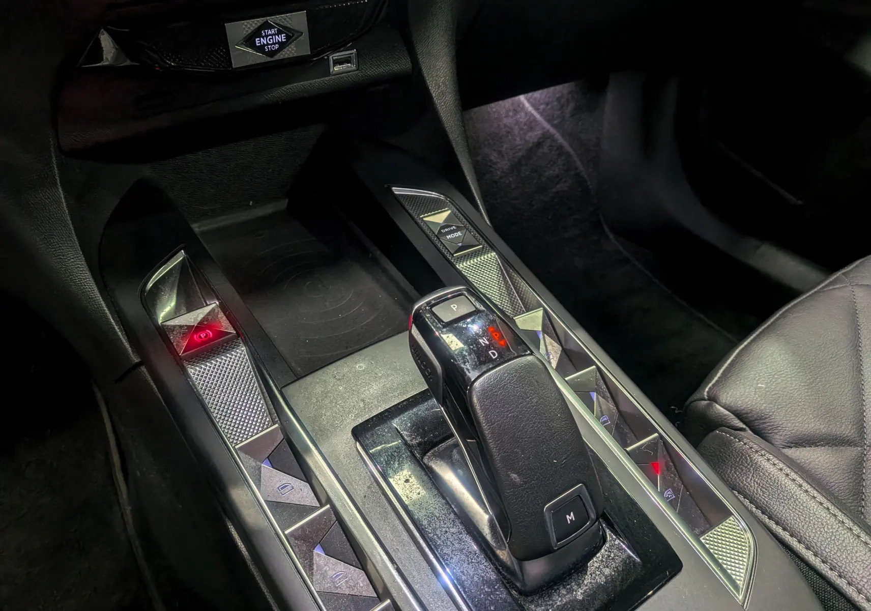 Gros plan sur la console centrale du DS3 Crossback 2022, levier de boîte auto et boutons de commande éclairés.