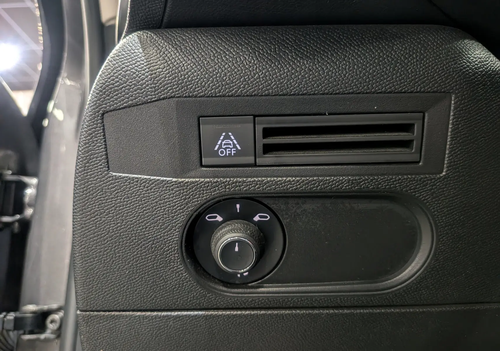 Vue rapprochée du tableau de bord noir du DS3 Crossback 2022, avec bouton de désactivation de l'alerte de franchissement de ligne.