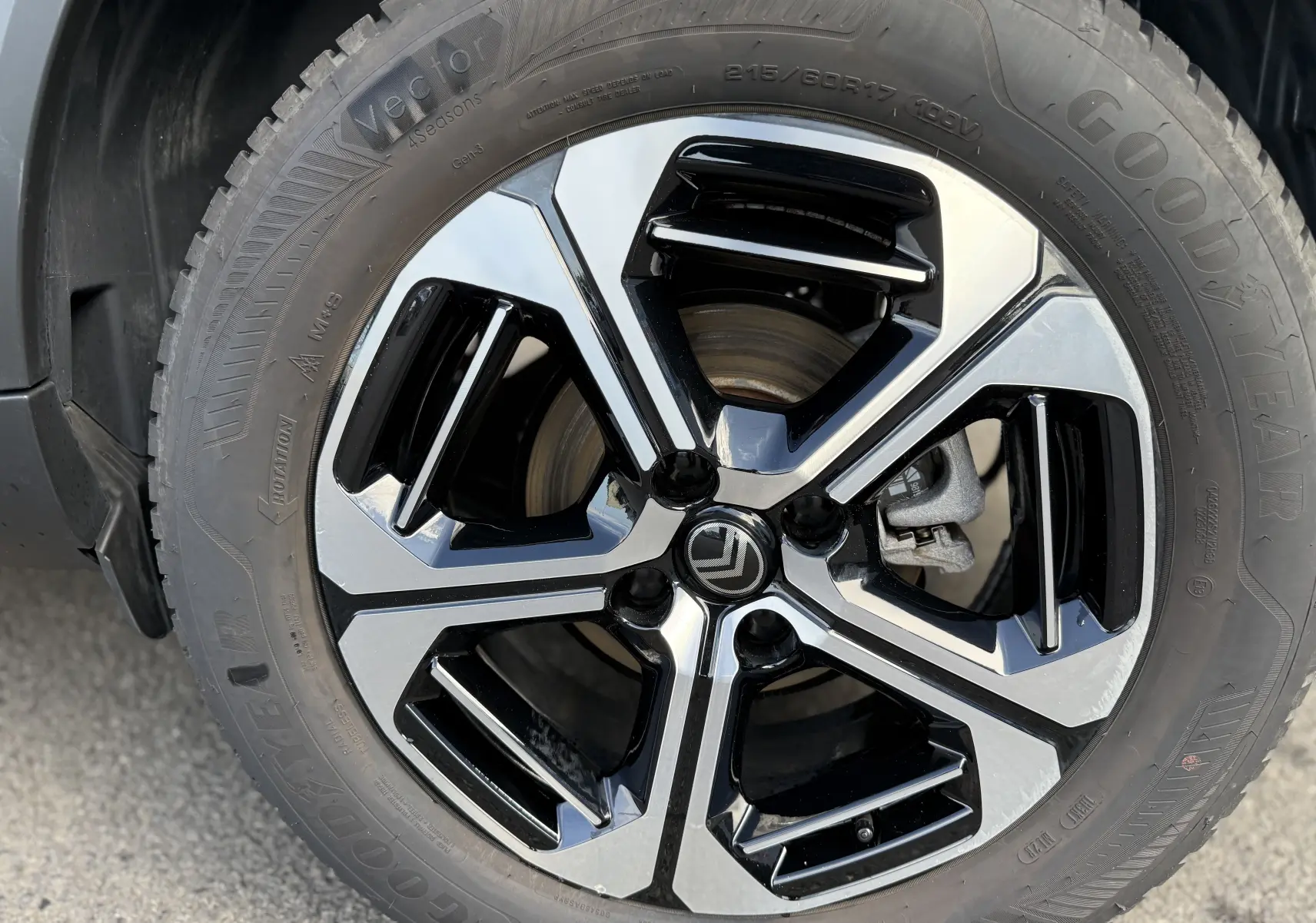 Gros plan sur la jante bi-ton noire et argentée d'une Citroën C3 Aircross électrique gris Mercury, pneu Goodyear visible.
