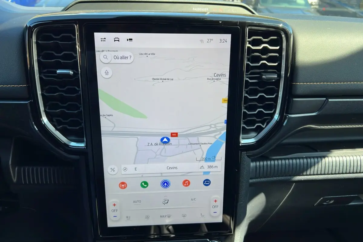 Écran tactile vertical du système GPS Sync4 de Ford Ranger gris carbone, tableau de bord noir avec aérateurs hexagonaux.
