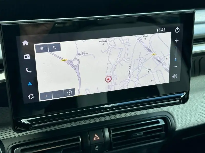 Écran tactile central affichant la navigation GPS dans l'habitacle d'une Citroën C3 gris Mercury, vue rapprochée.