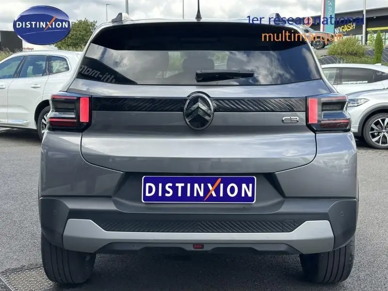 Vue arrière d'une Citroën C3 gris Mercury avec feux arrière LED et lunette arrière surteintée.