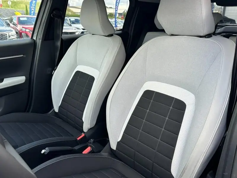 Vue intérieure rapprochée des sièges avant bicolores gris clair et noir de la Citroën C3 2025, version 1.2 Turbo 100ch MAX.