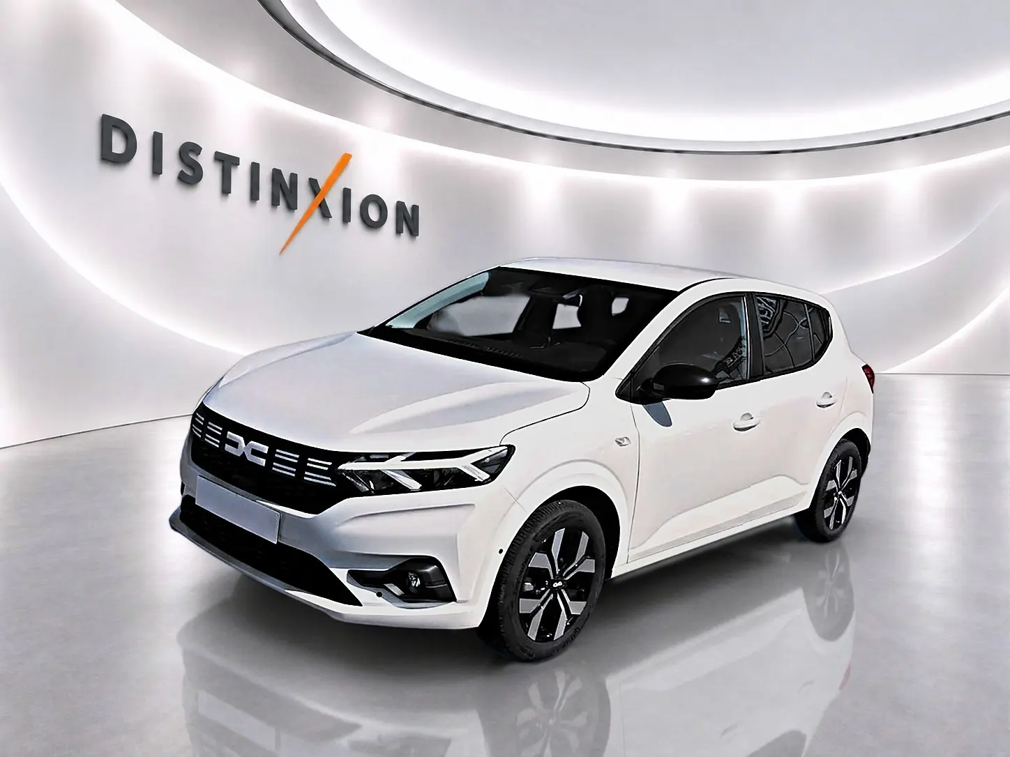 Vue 3/4 avant droite d'une Dacia Sandero blanche 2025 avec jantes alu noires et calandre noire distinctive.