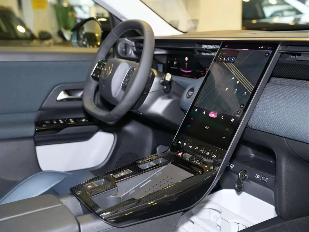 Vue intérieure côté conducteur du Citroën C5 Aircross 2026, tableau de bord moderne avec écran tactile vertical et volant cuir noir.