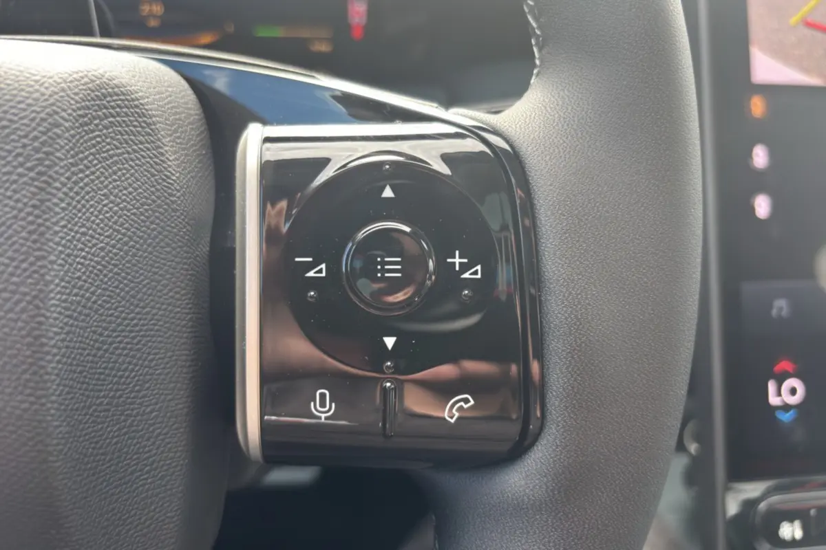 Gros plan sur les commandes multifonctions noires du volant cuir du Citroën C5 Aircross New Hybrid 2026.
