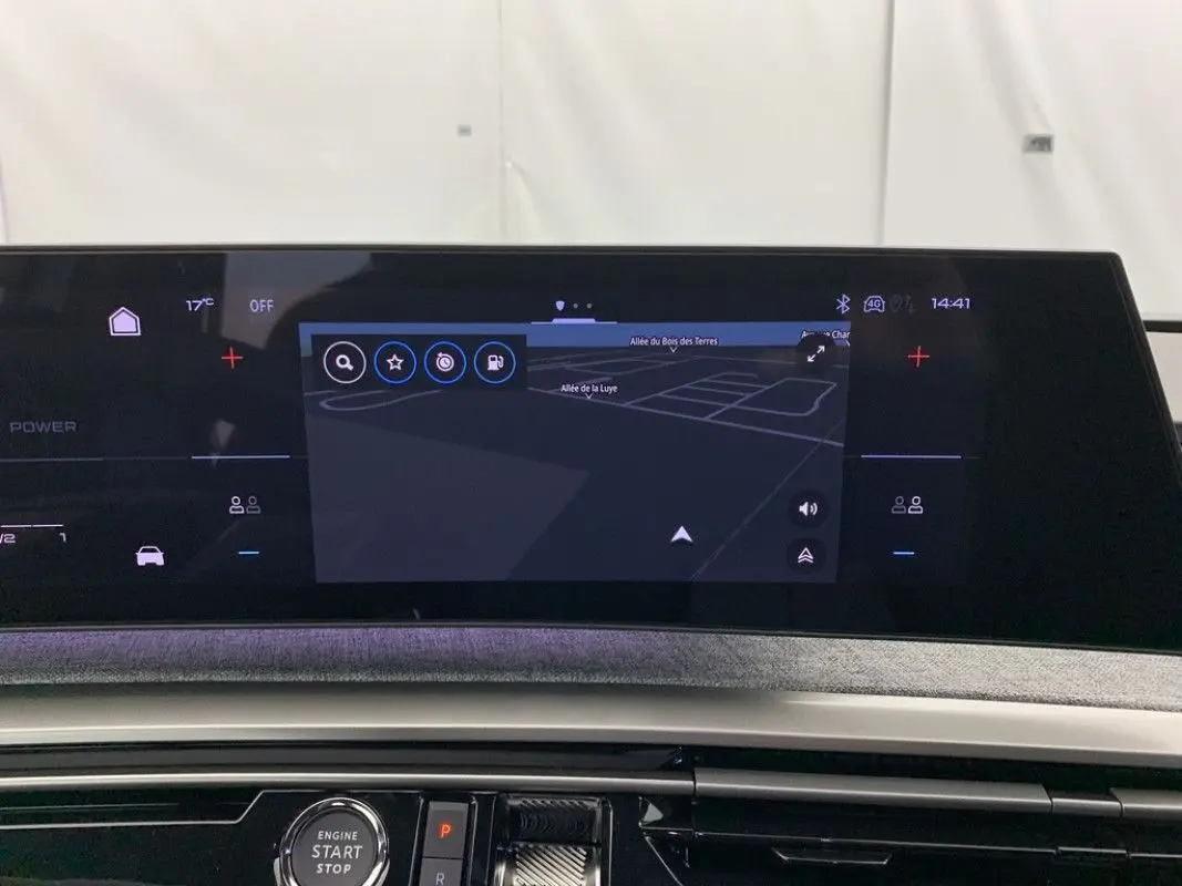 Écran tactile central du tableau de bord du Peugeot 3008 Hybrid 2026 affichant la navigation GPS en intérieur.