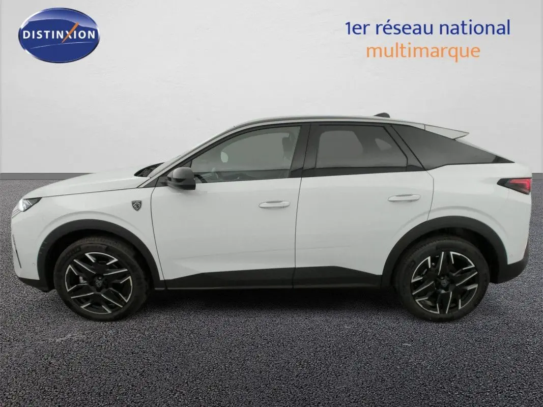 Profil côté gauche du Peugeot 3008 Hybrid blanc Okenite avec toit noir, jantes noires et détails modernes.