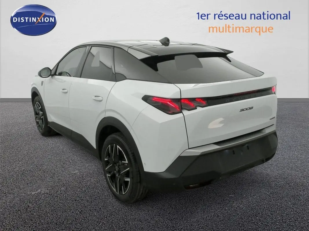 Peugeot 3008 Hybrid blanc Okenite avec toit noir, vue 3/4 arrière droit, feux arrière LED distinctifs allumés.