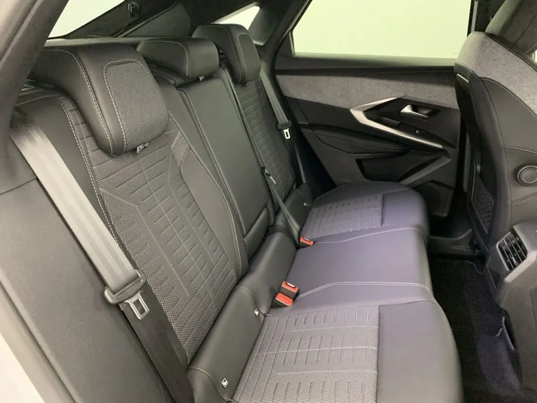 Vue intérieure côté droit des sièges arrière en tissu et cuir noir du Peugeot 3008 Hybrid 2026, avec ceinture de sécurité visible.
