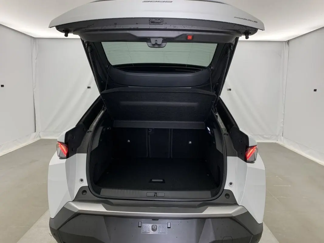 Vue arrière du Peugeot 3008 blanc Okenite avec hayon ouvert, montrant le coffre spacieux et intérieur noir.