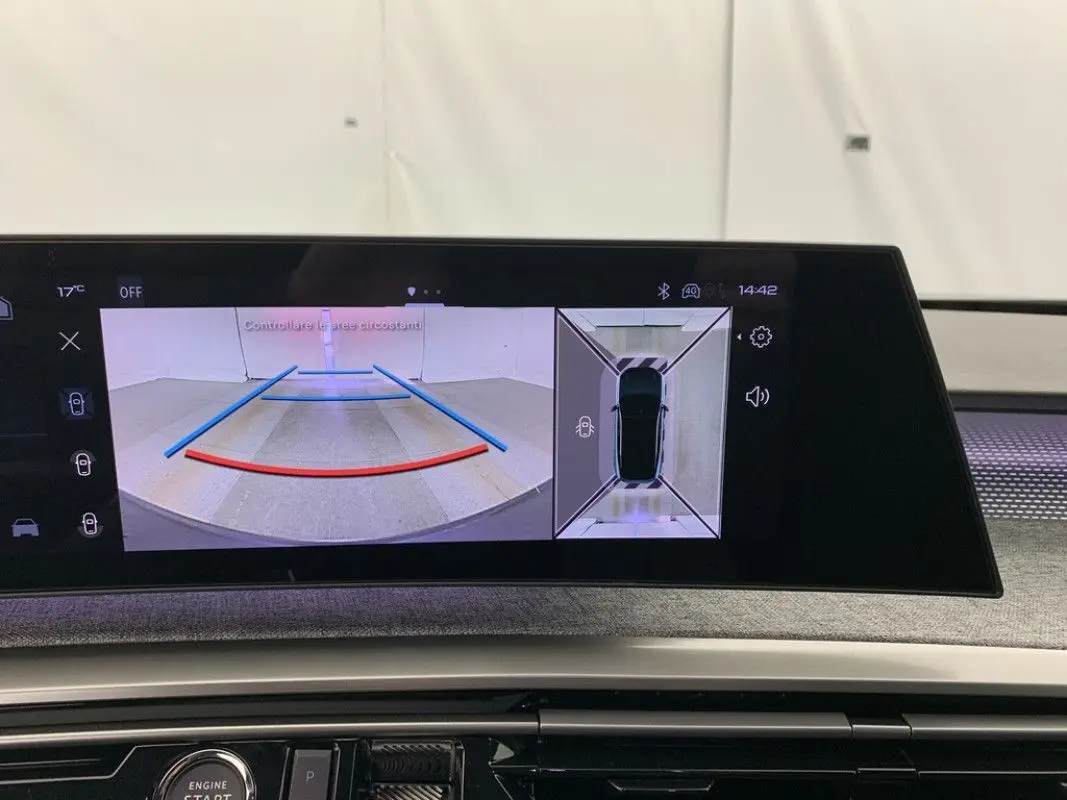 Écran central de la Peugeot 3008 Hybrid 2026 montrant la caméra de recul et la vue à 360° intérieure.