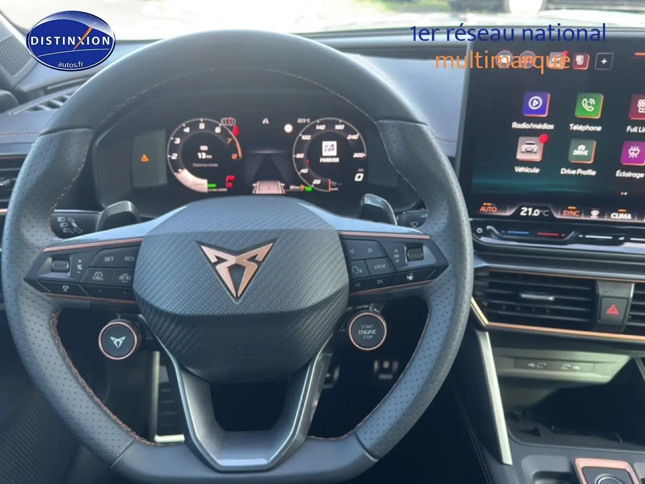 Vue intérieure centrée sur le volant sport perforé et le tableau de bord numérique du CUPRA Formentor bleu Fjord 2026.