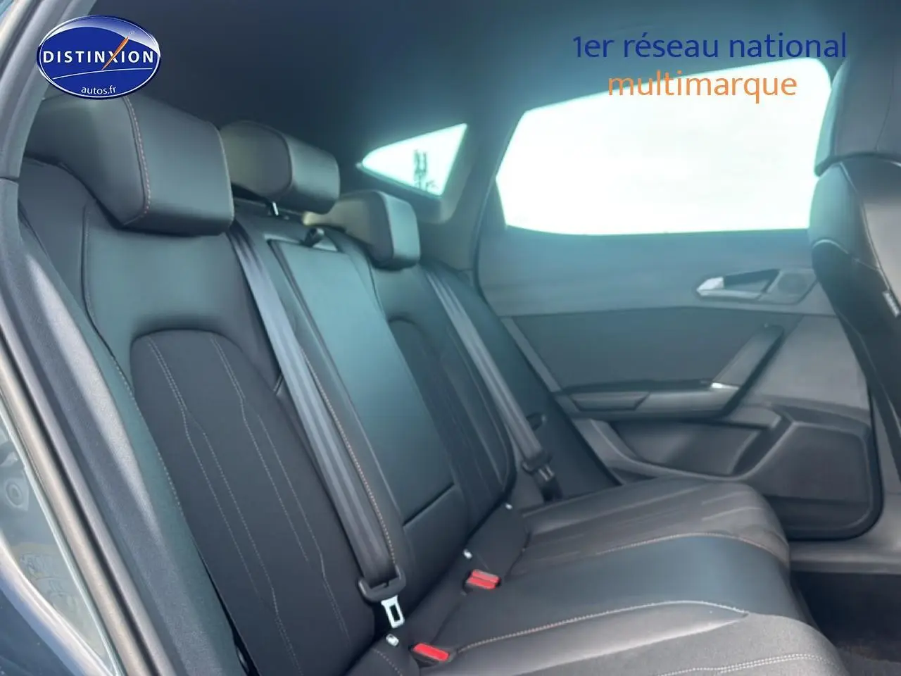 Vue intérieure côté droit montrant la banquette arrière noire avec surpiqûres contrastantes du CUPRA Formentor 2026.