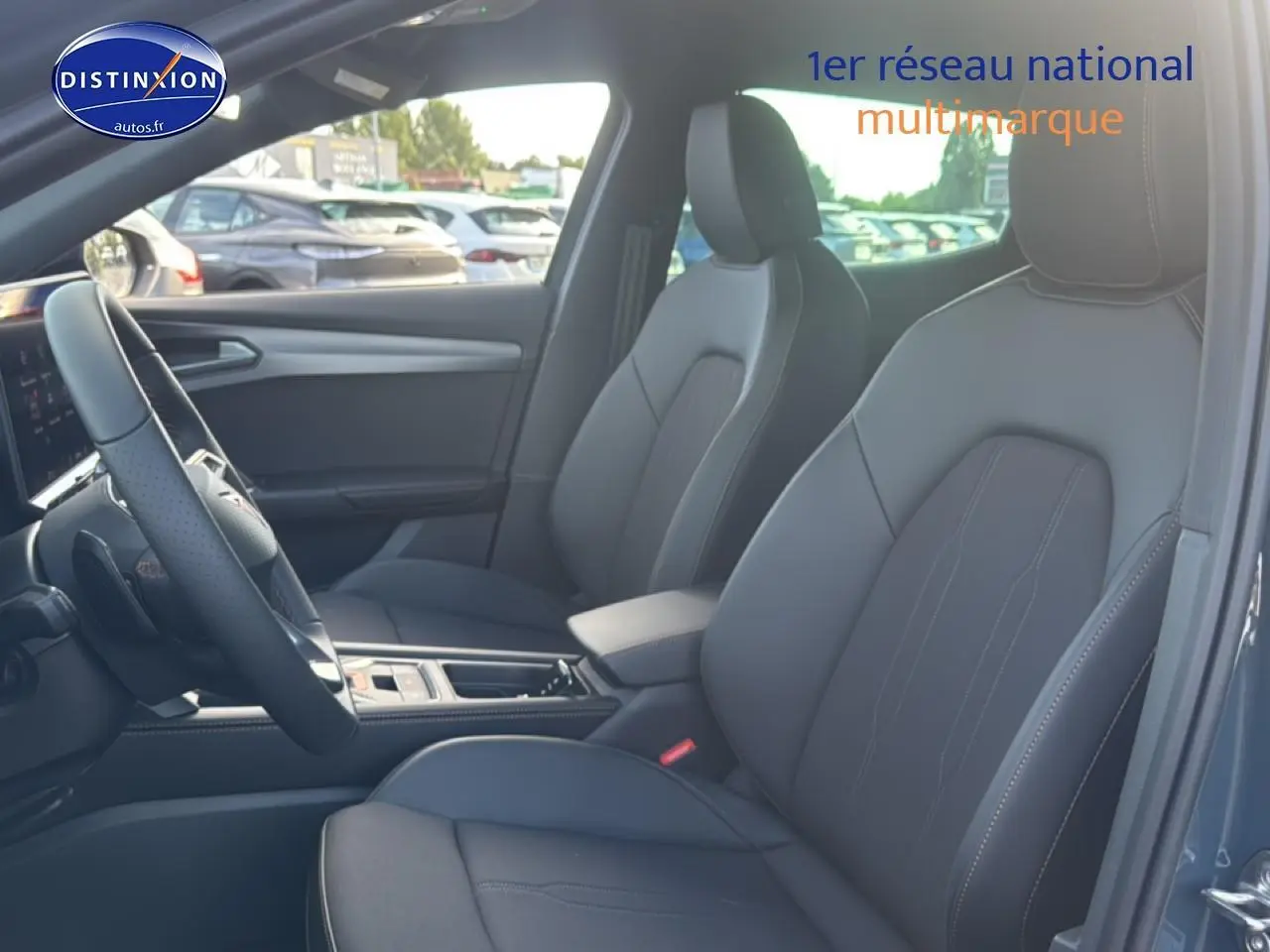 Vue intérieure côté conducteur du CUPRA Formentor 1.5 etsi hybrid 2026 avec sièges sport noirs et volant cuir multifonction.