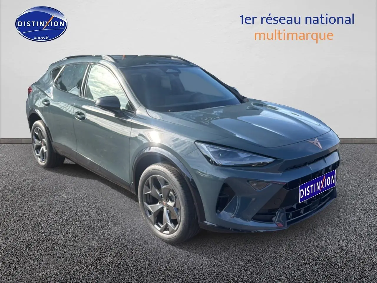 Vue 3/4 avant du SUV CUPRA Formentor bleu fjord avec jantes 18 pouces et calandre marquée.