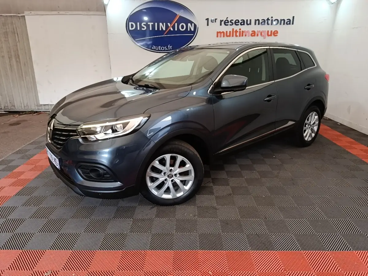 Renault Kadjar Business gris foncé vu en 3/4 avant droit, avec jantes argentées et feux LED visibles.