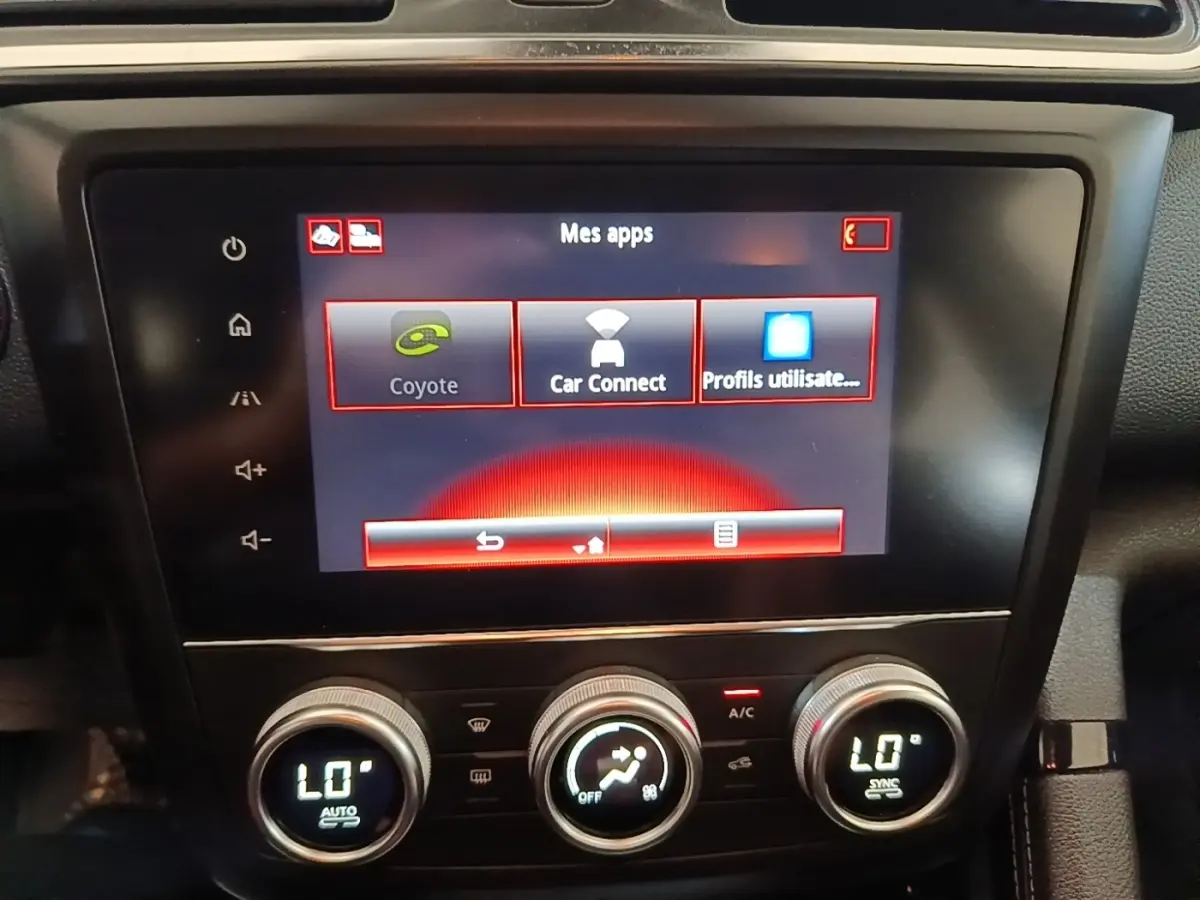 Écran tactile central et commandes climatisation du tableau de bord du Renault Kadjar Business gris foncé.