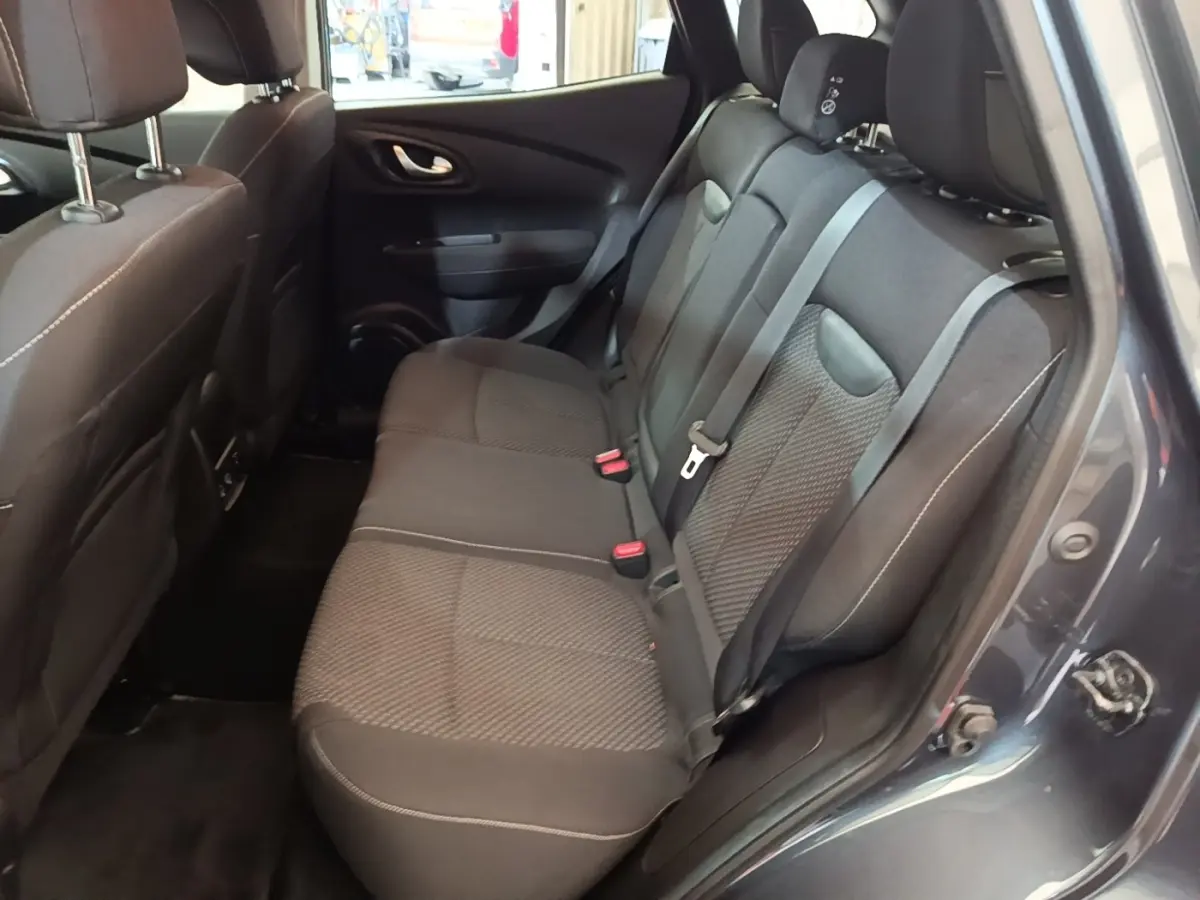 Vue intérieure côté droit sur la banquette arrière gris foncé du Renault Kadjar Business 2021 avec ceinture de sécurité visible.