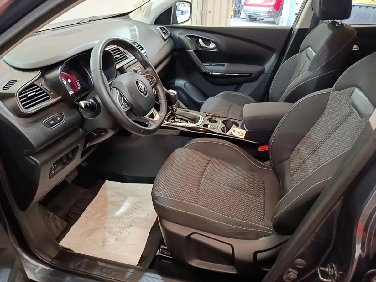 Vue intérieure côté conducteur du Renault Kadjar Business Blue dCi 115 EDC 2021, sièges tissu gris et tableau de bord moderne.