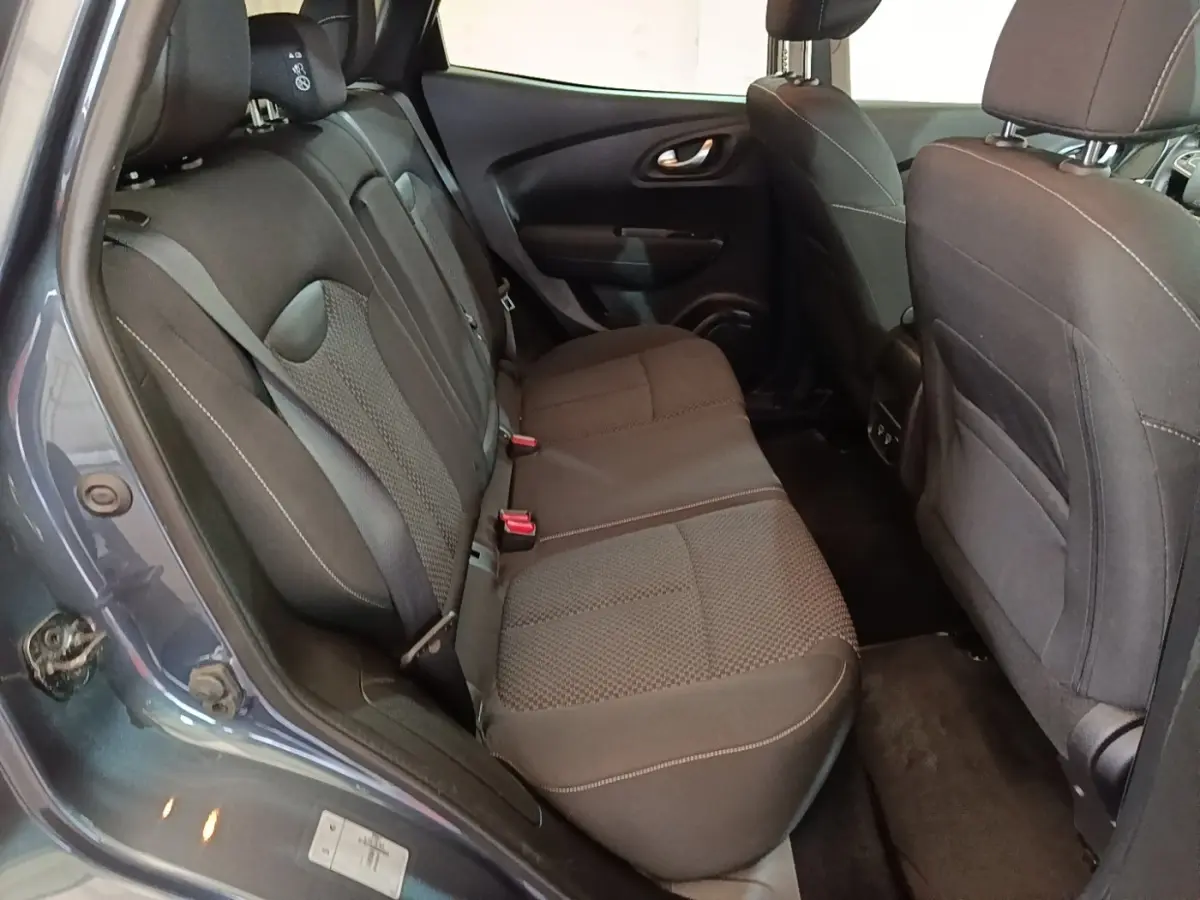 Vue intérieure côté gauche sur la banquette arrière noire du Renault Kadjar Business Blue dCi 115 EDC 2021.