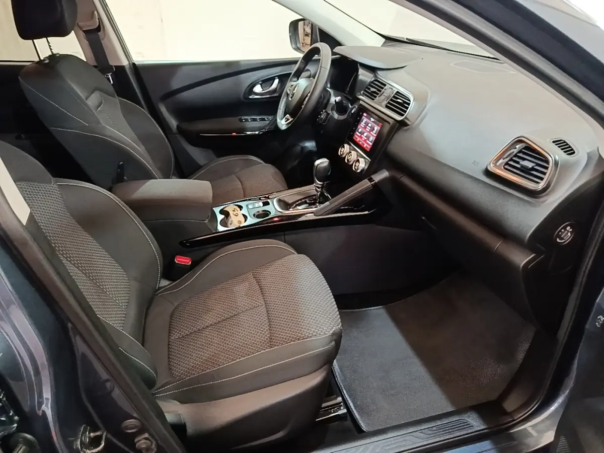 Intérieur avant droit du Renault Kadjar Business gris foncé, avec tableau de bord tactile et volant multifonctions.