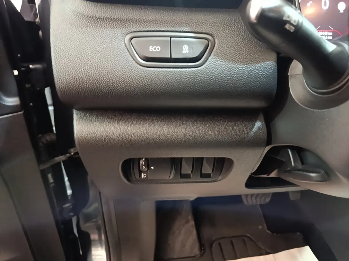 Détail intérieur du tableau de bord côté conducteur du Renault Kadjar Business gris foncé, avec commandes ECO et réglages lumineux.