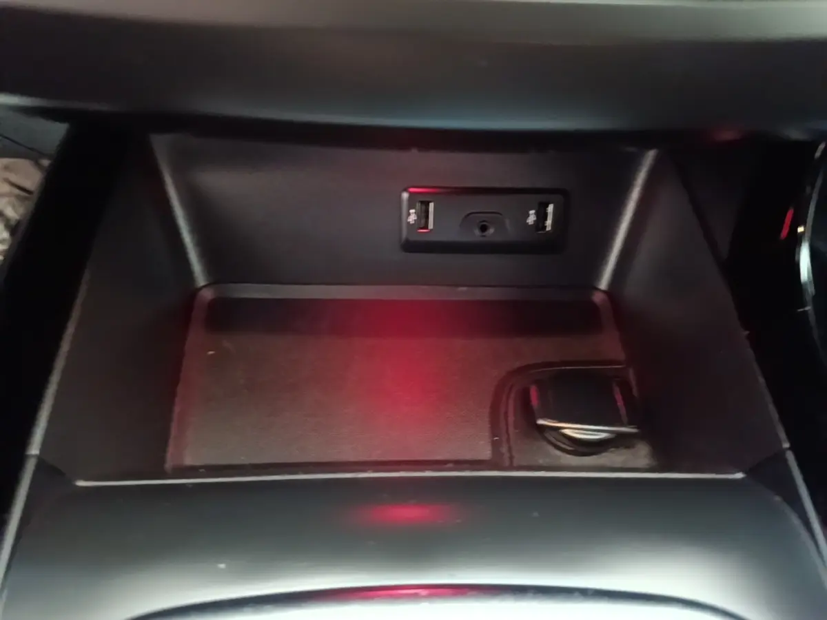 Vue rapprochée de la console centrale du Renault Kadjar gris foncé, montrant les ports USB et prise 12V.