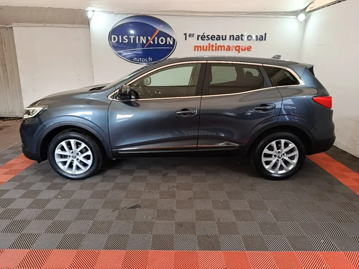 Profil côté gauche du Renault Kadjar Business Blue dCi 115 EDC 2021 gris foncé, avec jantes alliage et rétroviseurs électriques.