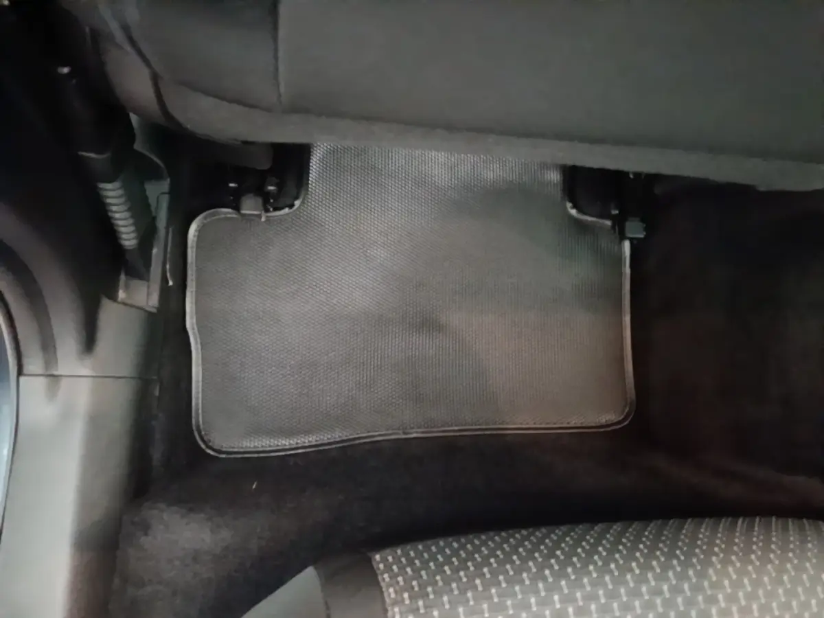 Tapis de sol gris foncé côté arrière droit dans un Renault Kadjar Business Blue dCi 115 EDC 2021.