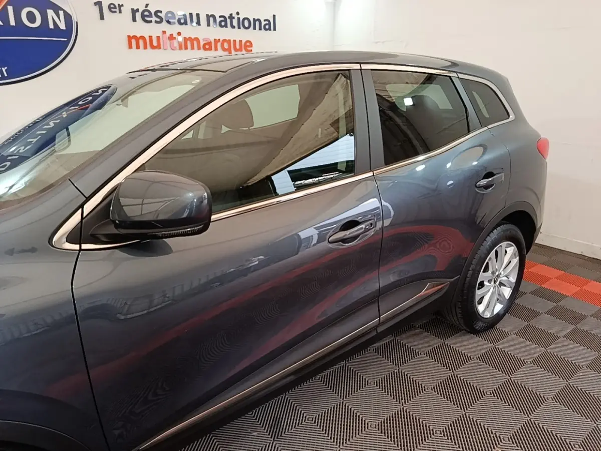 Vue latérale droite d’un Renault Kadjar gris foncé avec rétroviseurs électriques et jantes alliage visibles.