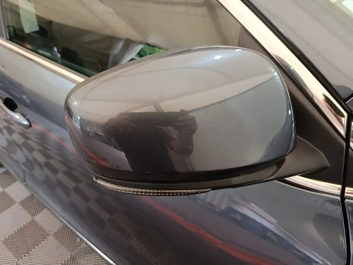 Rétroviseur droit gris foncé du Renault Kadjar Business Blue dCi 115 EDC 2021 avec clignotant intégré, vue rapprochée.