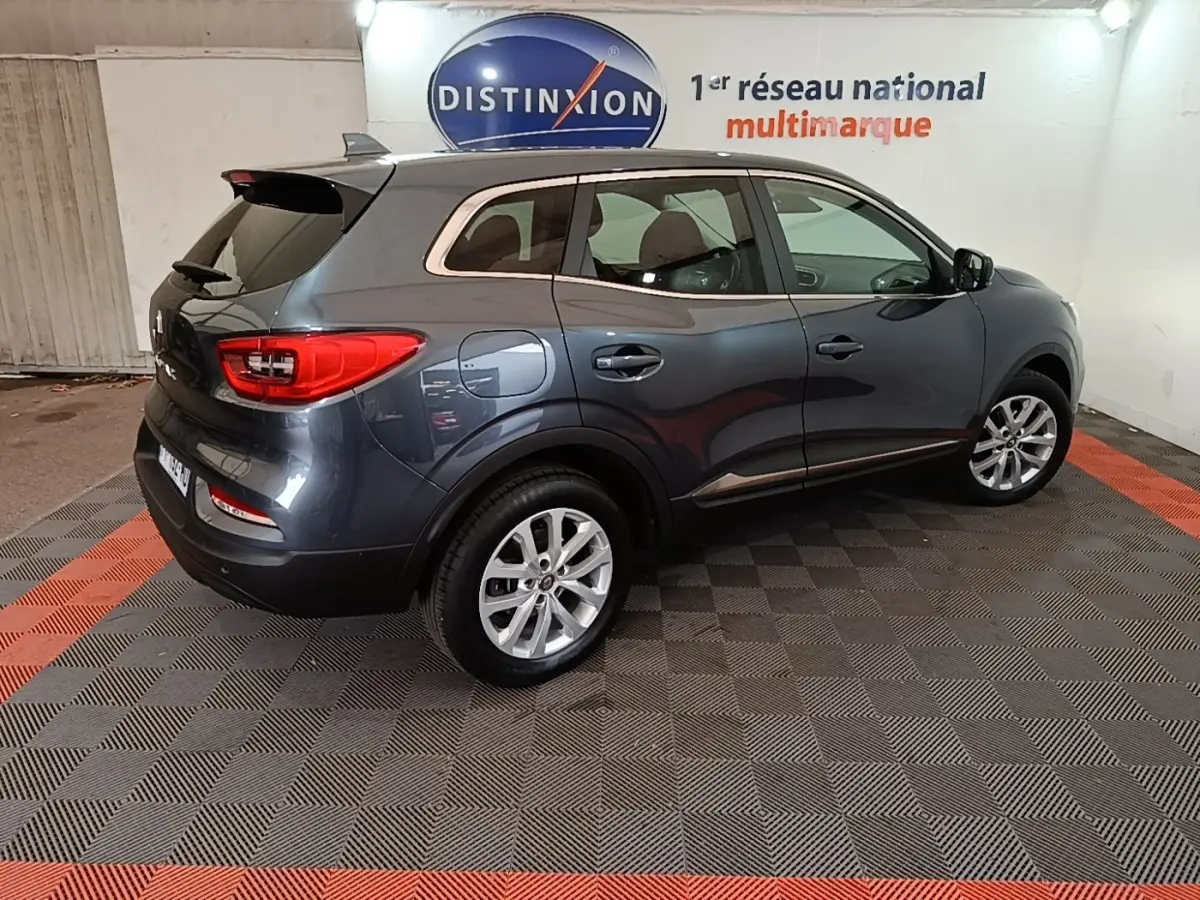 Renault Kadjar Business gris foncé vu de trois quarts arrière droit, avec jantes alliage et toit avec spoiler noir.