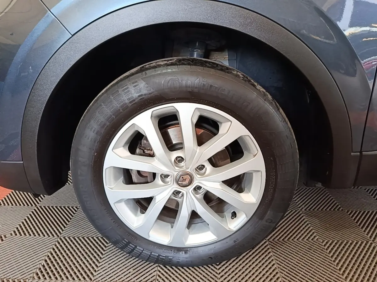 Gros plan sur la roue avant gauche du Renault Kadjar gris foncé, mettant en valeur la jante alliage et le pneu Continental.