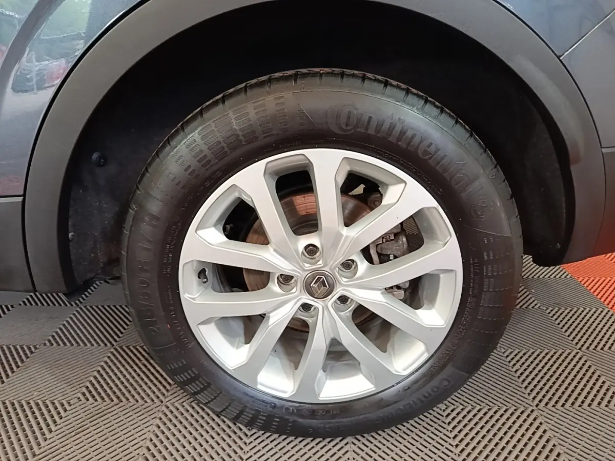 Gros plan sur la roue avant droite du Renault Kadjar Business gris foncé, avec jante alliage et pneu Continental.
