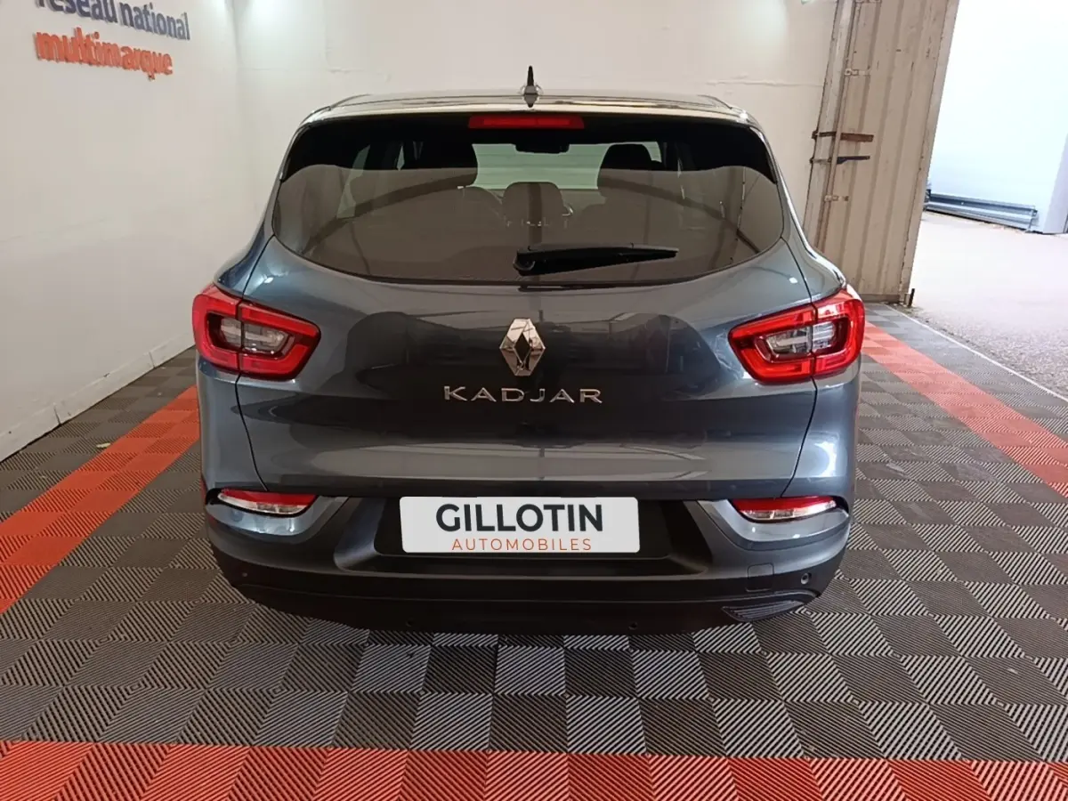 Vue arrière d’un Renault Kadjar Business gris foncé, avec feux arrière LED et logo central visible.