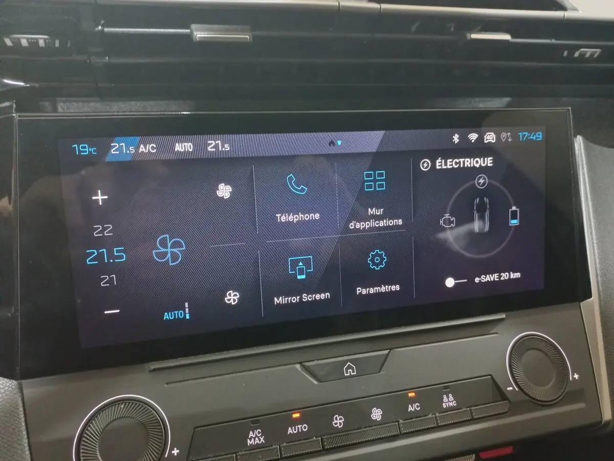 Écran tactile central de la Peugeot 308 PHEV 2025 affichant la climatisation et le mode électrique.
