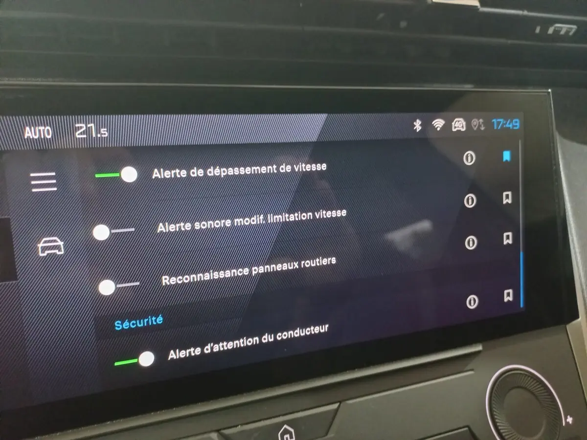 Écran tactile central de la Peugeot 308 PHEV 180 Allure 2025 affichant les alertes de sécurité activées.
